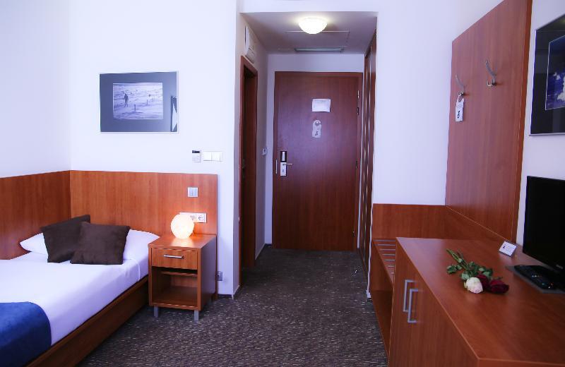 Academic Hotel & Congress Centre Roztoky Exterior photo